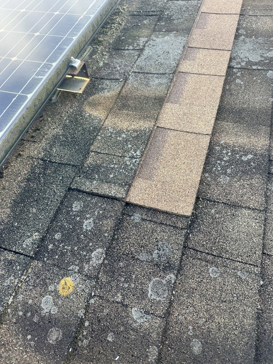 2箇所目も、同じように新しいアスファルトシングルを差し込み固定しました！