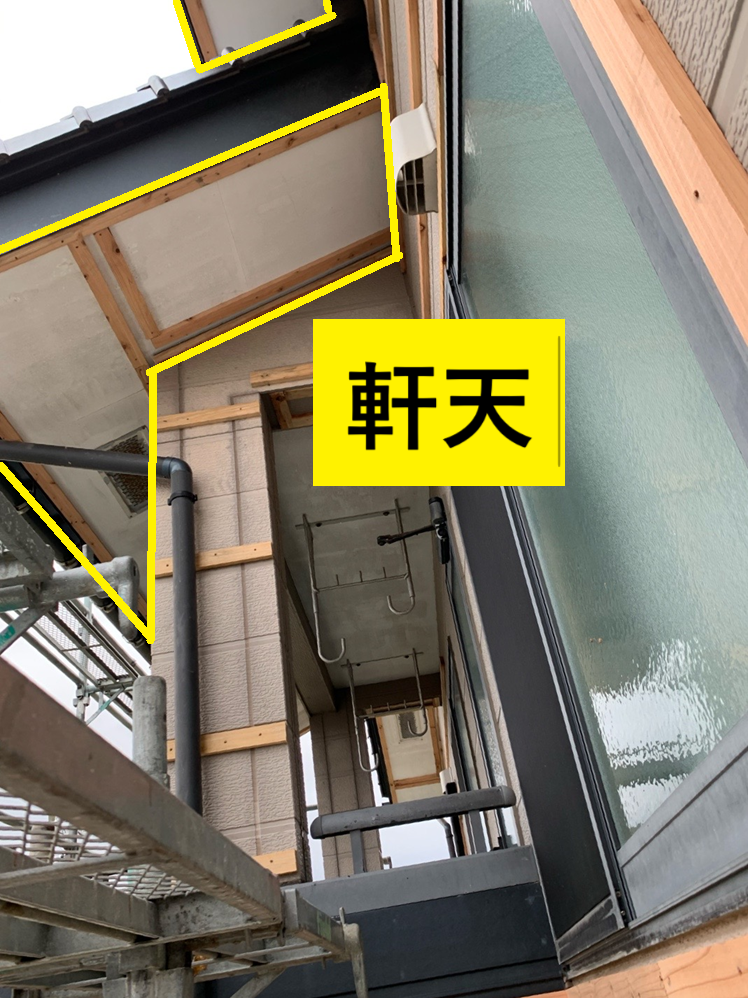 軒天に胴縁をビスで固定しました