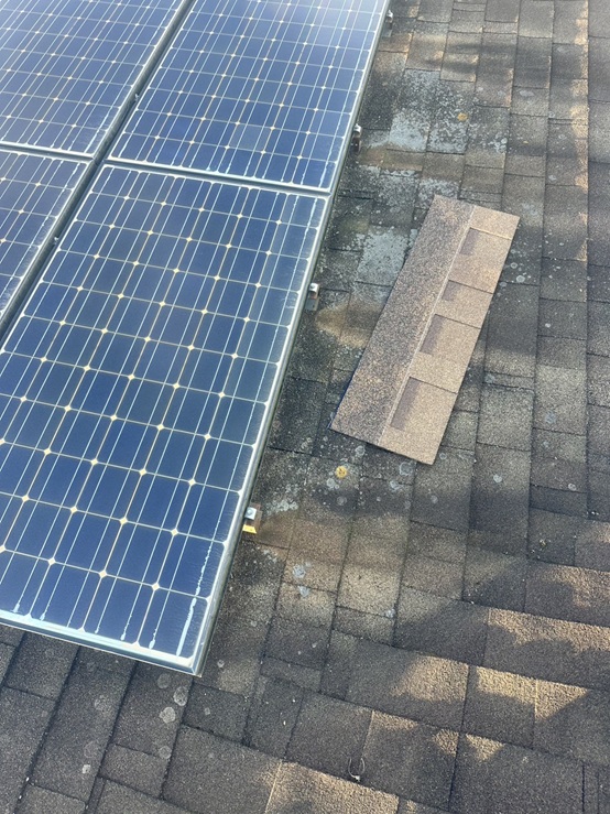 2箇所目も、同じように新しいアスファルトシングルを差し込み固定しました！