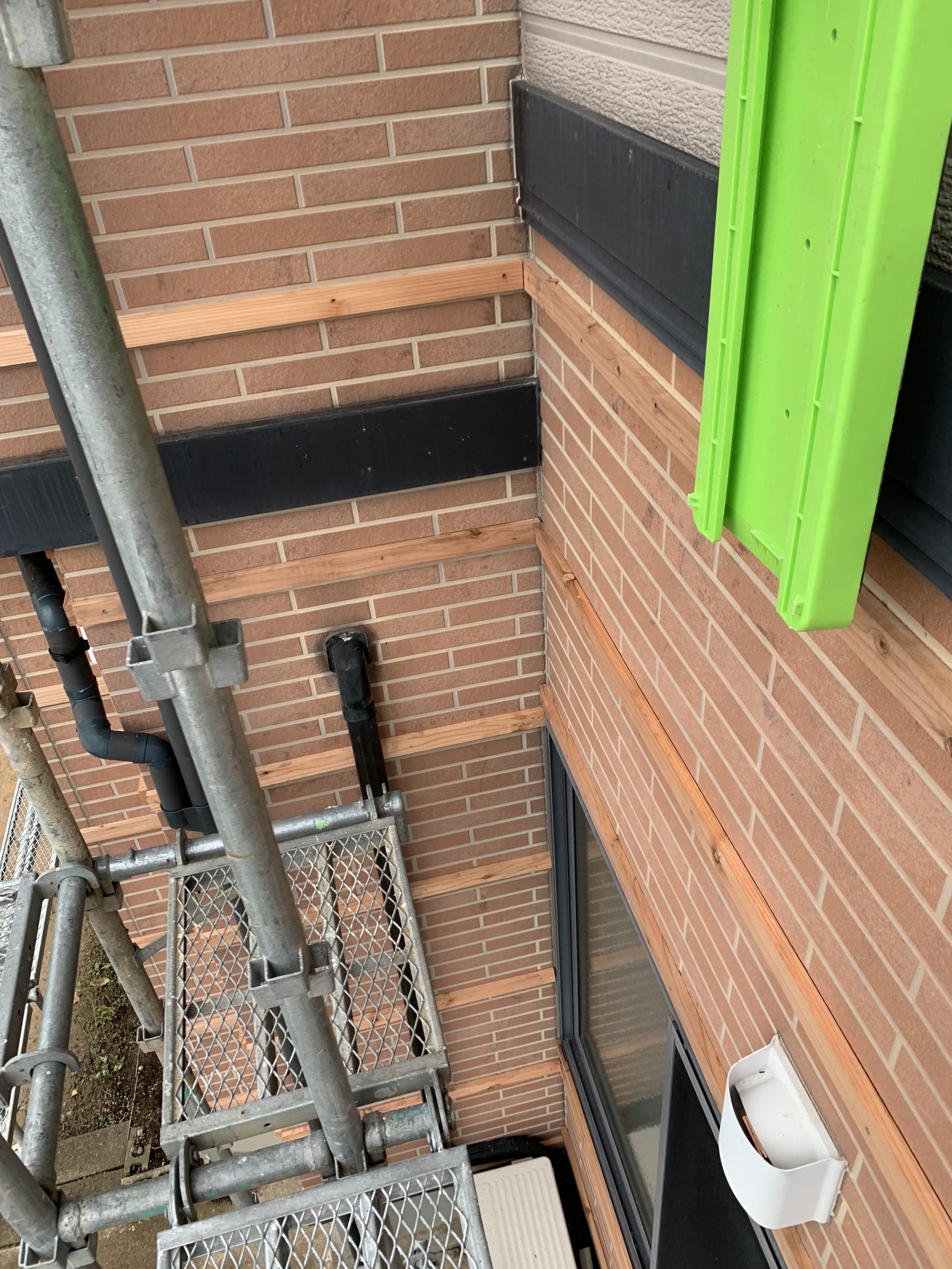 「胴縁」を窯業サイディングの下地部分にまで届くように、ビスで固定します。