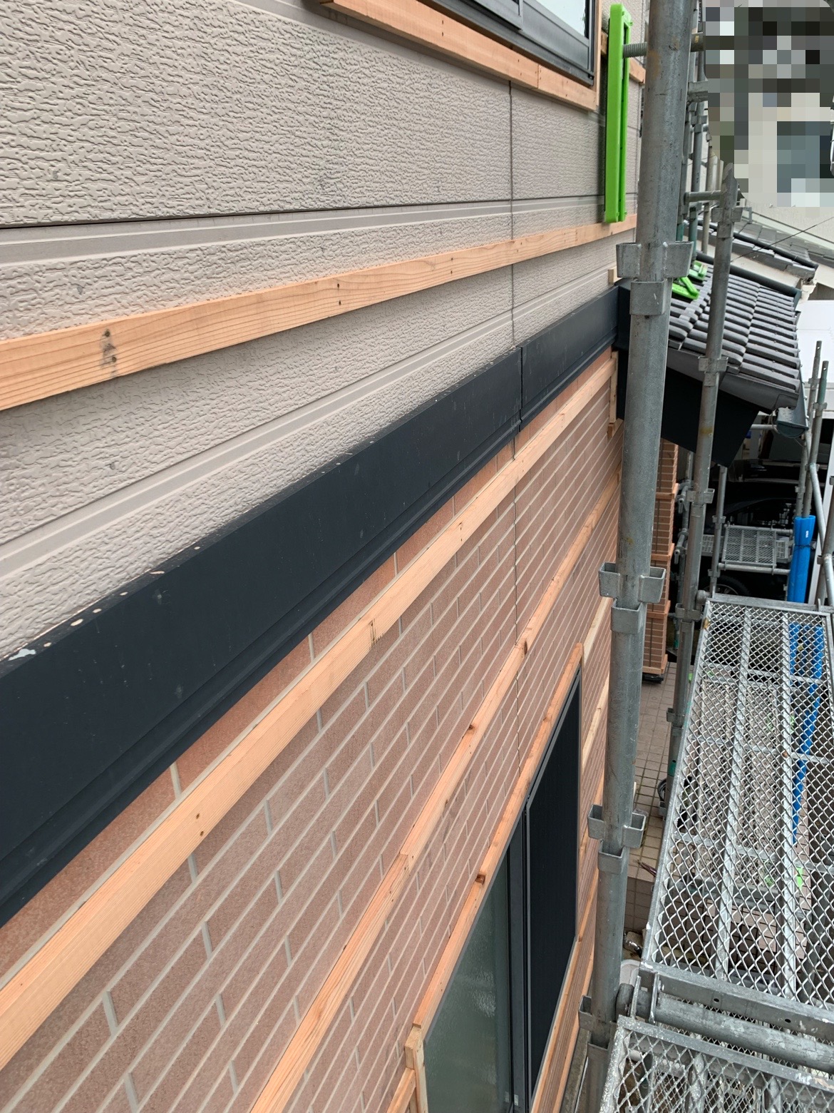 新しい外壁の下地となる「胴縁」を窯業サイディングの下地部分にまで届くように、ビスで固定します。