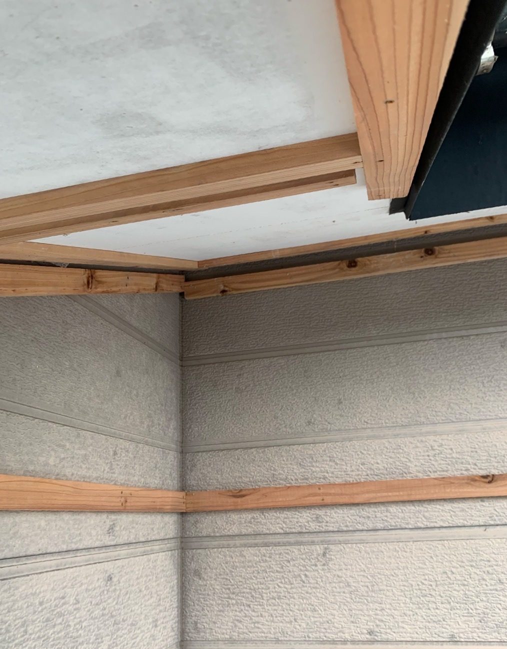 外壁・軒天に胴縁をビスで固定しました