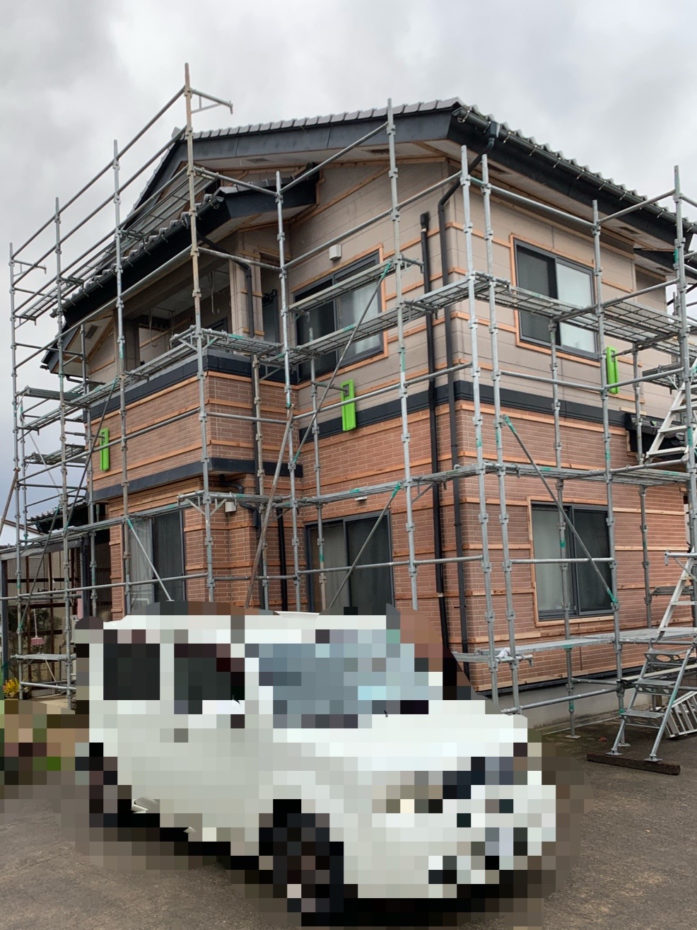 「胴縁」を窯業サイディングの下地部分にまで届くように、ビスで固定します。