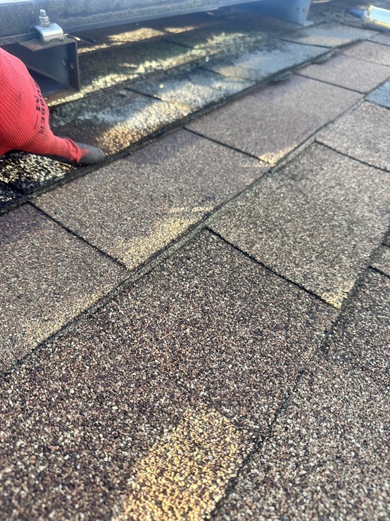 新しいアスファルトシングルを差し込み固定しました！