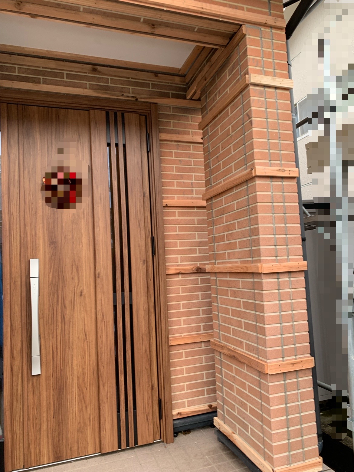 「胴縁」を窯業サイディングの下地部分にまで届くように、ビスで固定します。