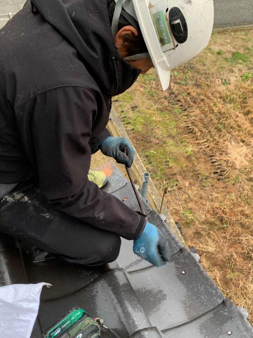 袖瓦と軒先瓦を固定していた釘を抜いていきます。