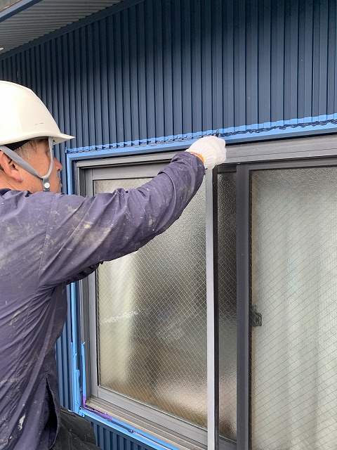 シーリング材を充填　へらで仕上げ