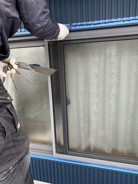 シーリング材を充填　へらで仕上げ