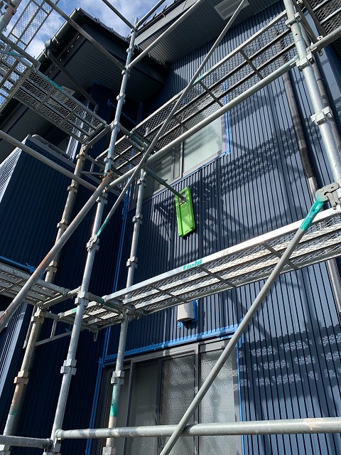 外壁カバー工事　シーリング工事のテープ養生