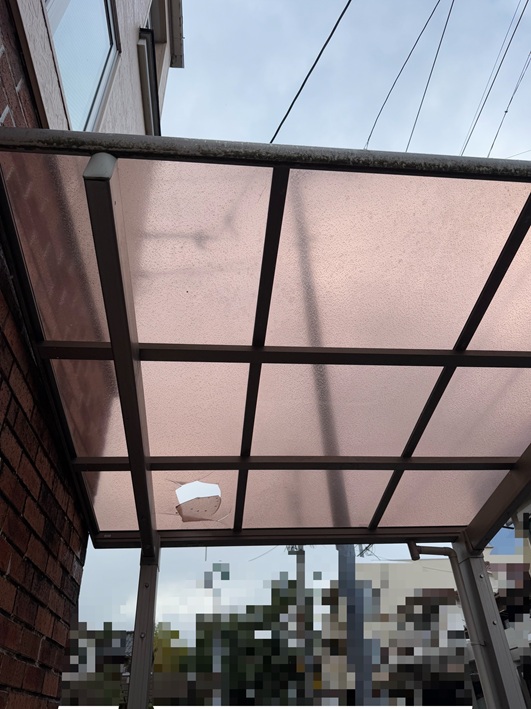 屋根パネルに穴