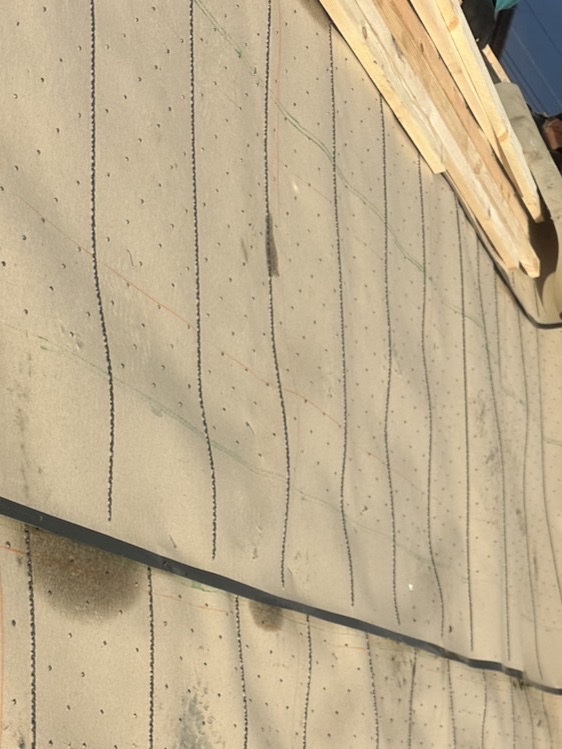 瓦用の防水シートをはります