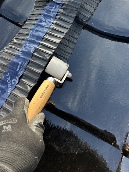 ハイロールを密着させます