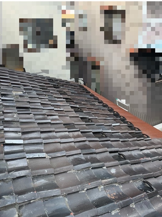 雨漏りしている瓦屋根　ガタついています