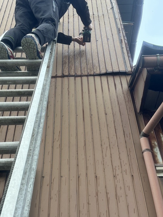 捲れた外壁トタンを固定