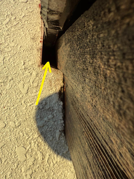 屋根と外壁の取り合いにすき間ができていました