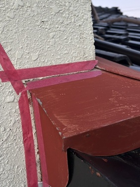 雨漏り部分にコーキング養生