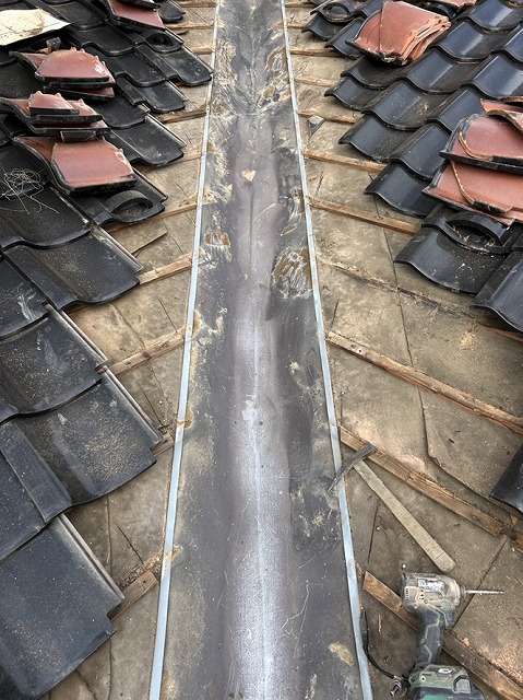 谷板金　交換　瓦を一旦外す