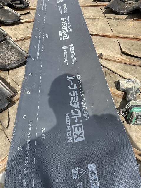 谷板金　交換　防水シートを貼る