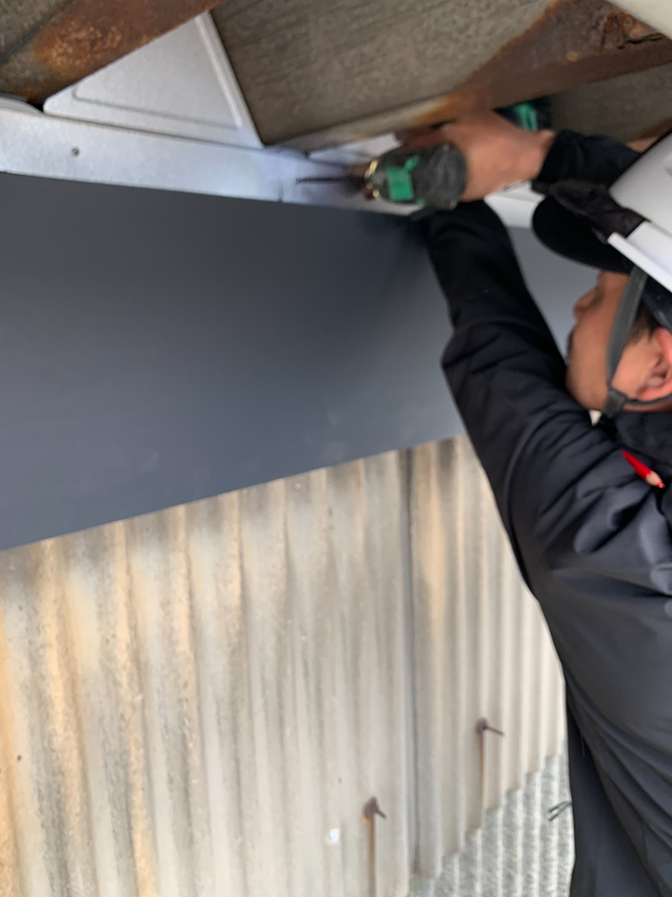 折板屋根　面戸取り付け