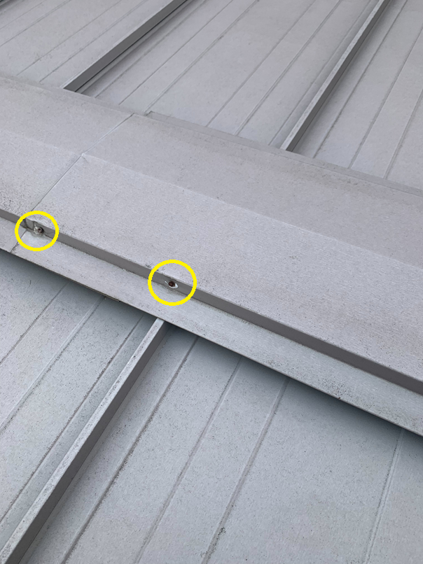 棟板金を固定している釘が浮いてきていました。