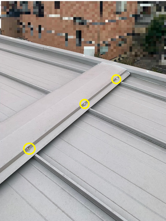 棟板金の釘が浮いています