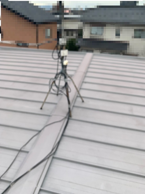 棟板金を固定している釘を抜き、棟板金を外します。