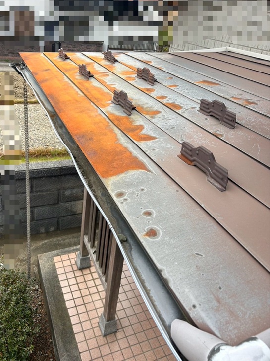 玄関屋根のサビ