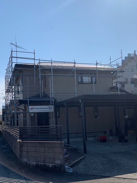 スレート屋根のリフォーム　足場設置