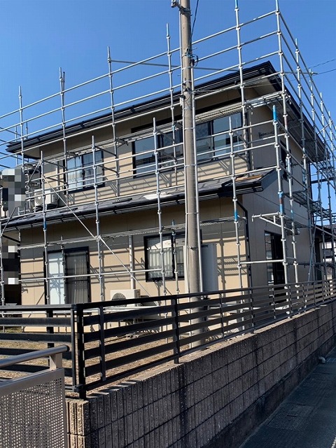 スレート屋根のリフォーム　足場設置