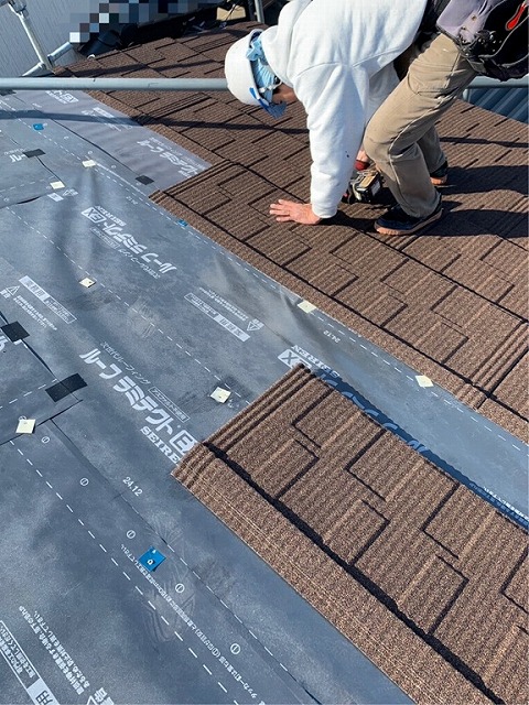 天然石付ガルバリウム鋼板　ビスで固定