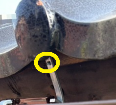 雨樋吊り金具をビスで固定