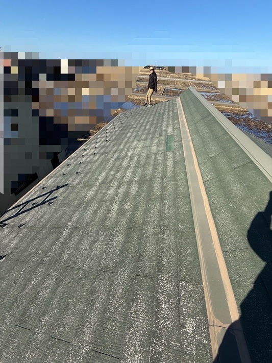 スレート屋根が色褪せています