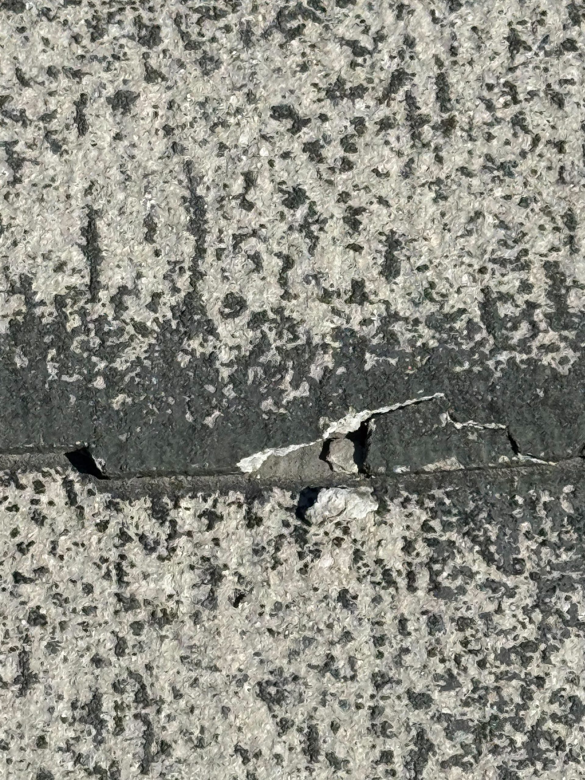 スレート屋根　ヒビ哀れ