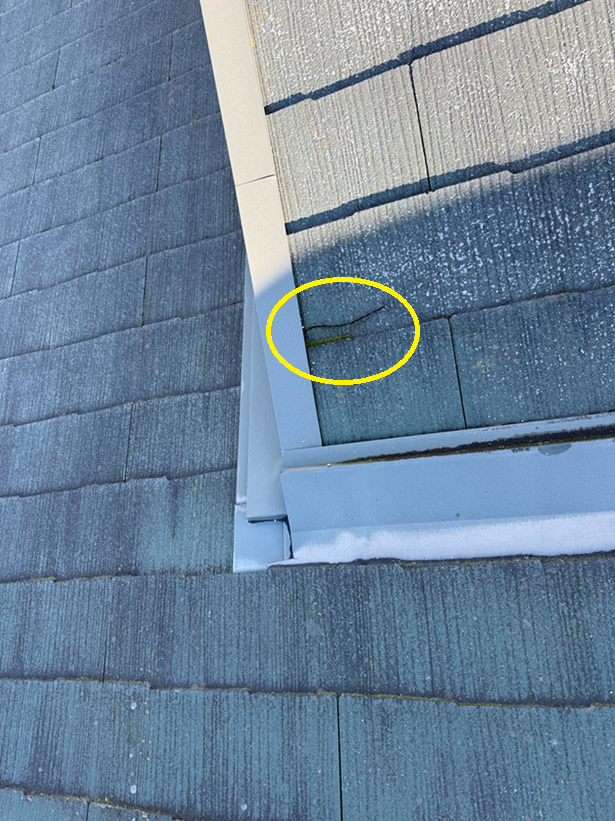 スレートの割れとコケ