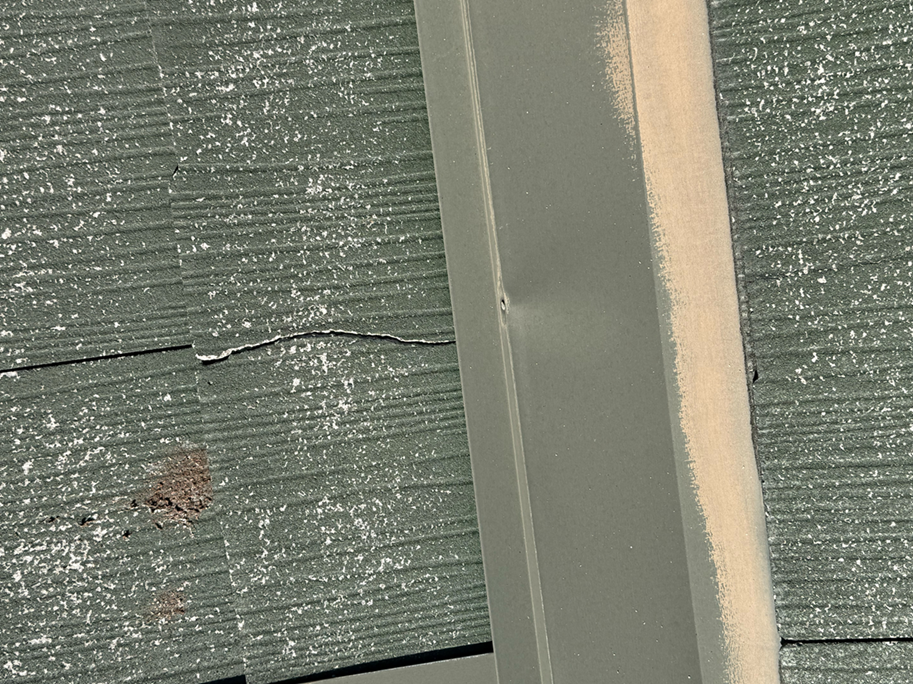 スレート屋根　割れています