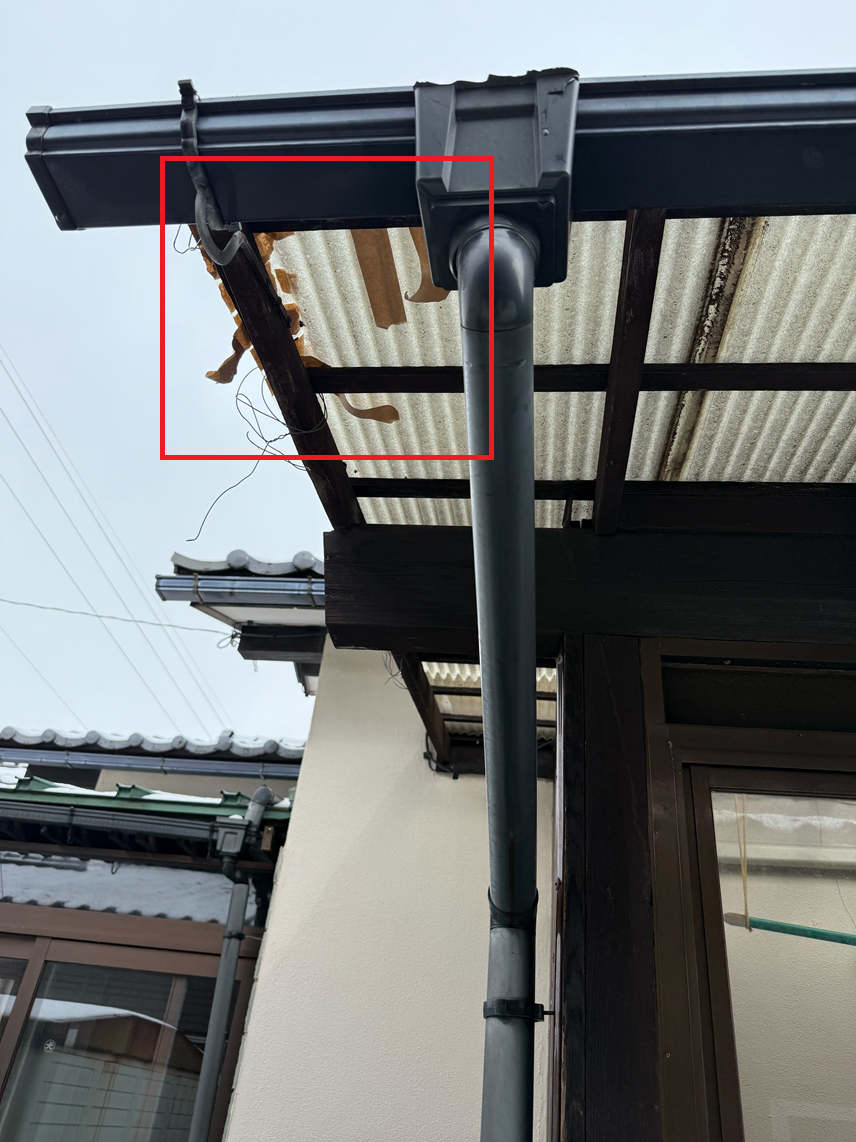 捲れてきたサンルームの屋根の現場調査