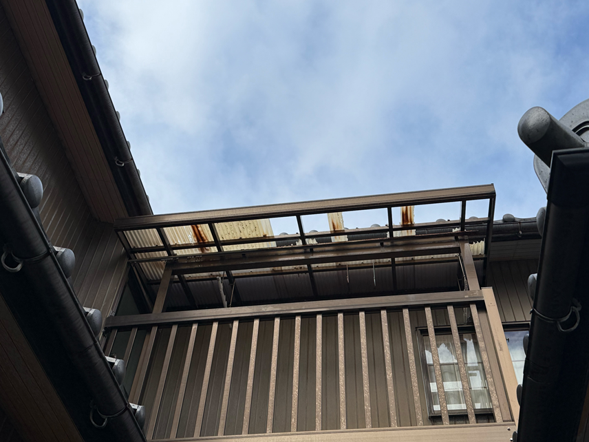 2階のバルコニー屋根のポリカ波板に穴