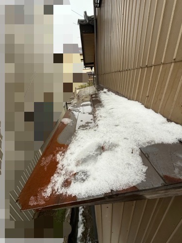 錆びてもろくなったひさし