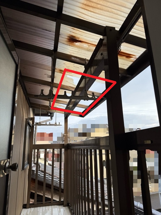 バルコニー屋根のポリカに大きな穴あき