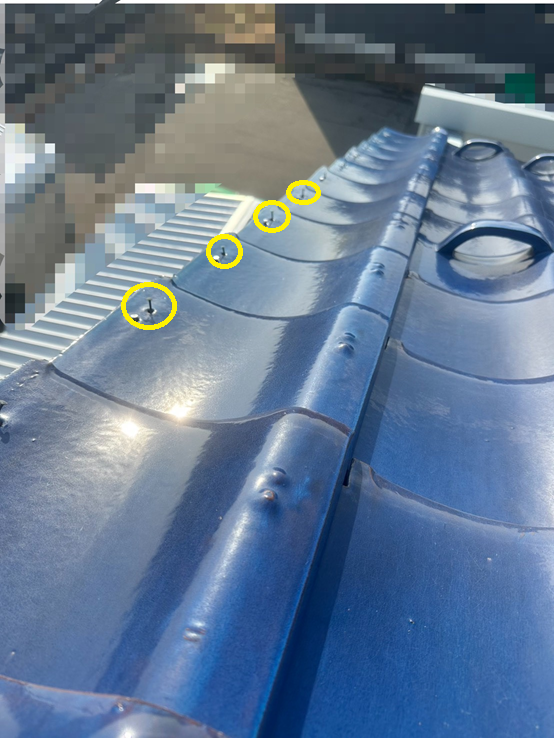 釘が浮いています