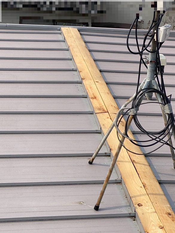 棟板金を外すと、棟板金の下地の貫板（材木）が出てきました。