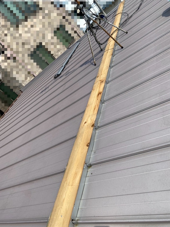 棟板金を外すと、棟板金の下地の貫板（材木）が出てきました。