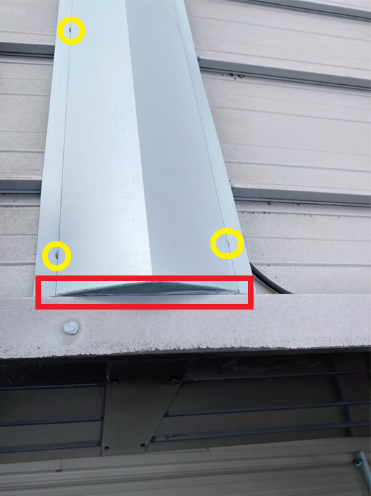 棟板金の端のすき間からも雨水が入り込まないように、シーリング材を充填しました！