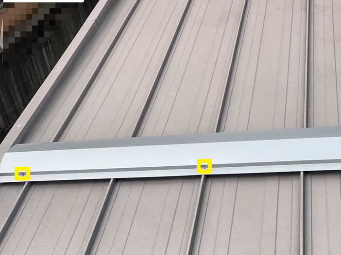 新しい棟板金を貫板の上に設置し、パッキン付のビスで固定していきます！ 釘よりも抜けにくい、パッキン付のビスで固定