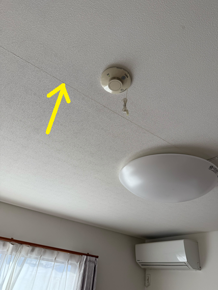 天井クロスのつなぎ目から雨漏り