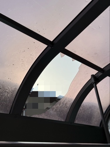 屋根パネルに穴