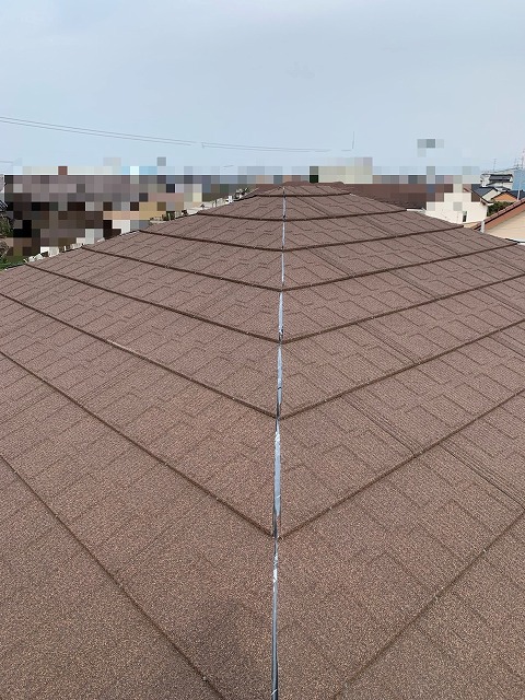 屋根全体に天然石付ガルバリウム鋼板　ビスで固定