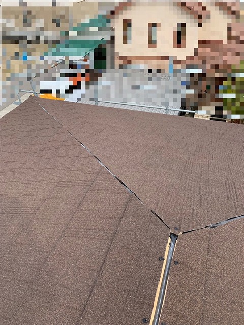 屋根全体に天然石付ガルバリウム鋼板　ビスで固定