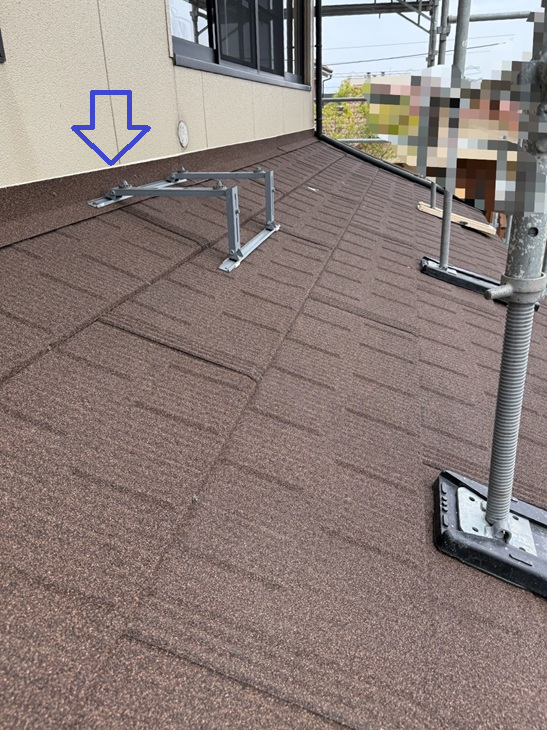 外壁との取り合いにシーリング材を充填し、養生テープを剝がしました！