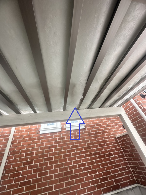 確認すると、 ポリカ板が本来の位置から外れ、雪の重みでたわんでいるのが分かりました。